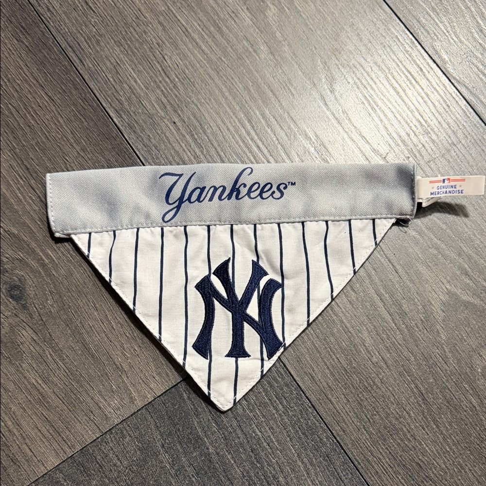 Yankees Small Dog Bandana - Gray and White